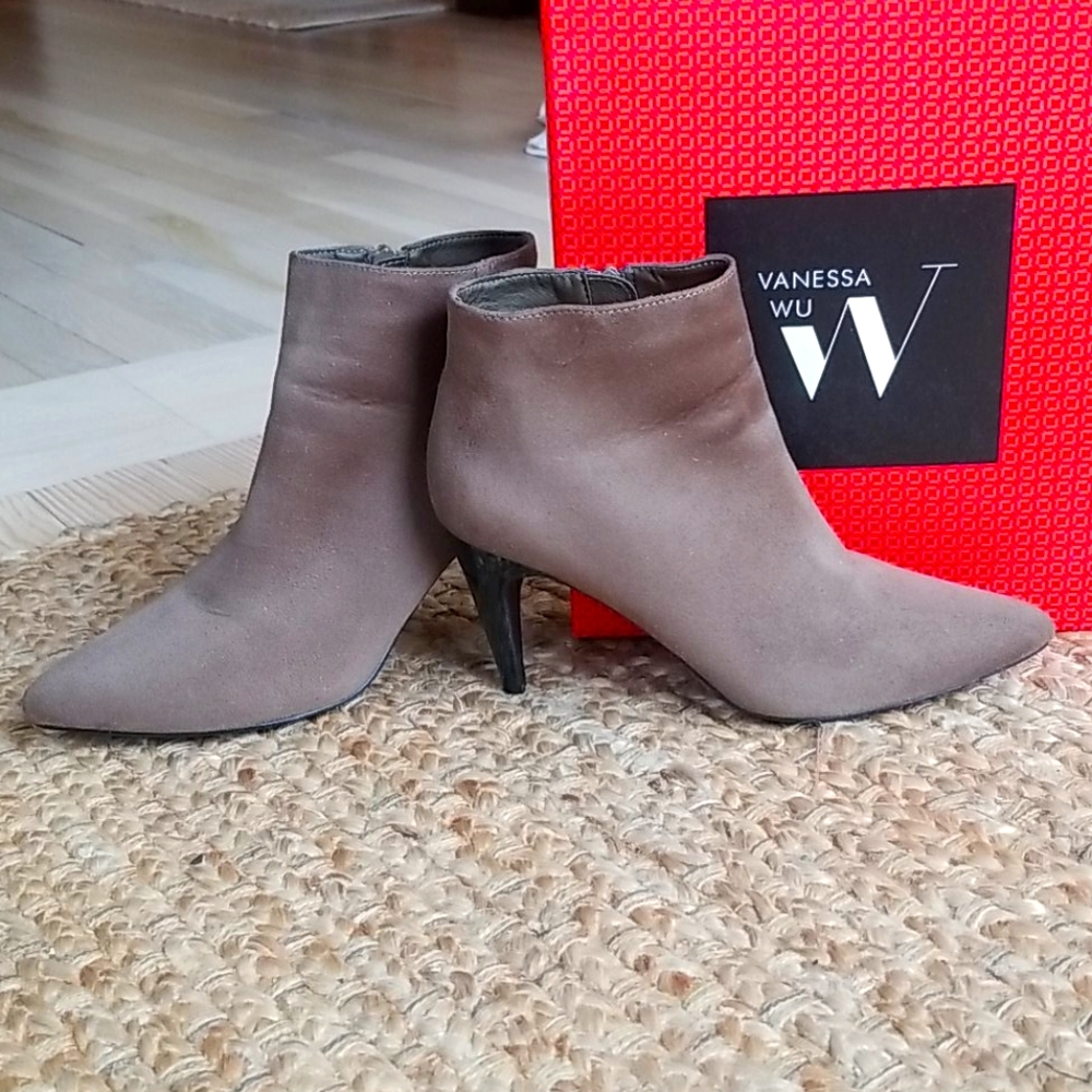 VANESSA WU SUEDE ANKLE BOOTS SZ 39/8.5